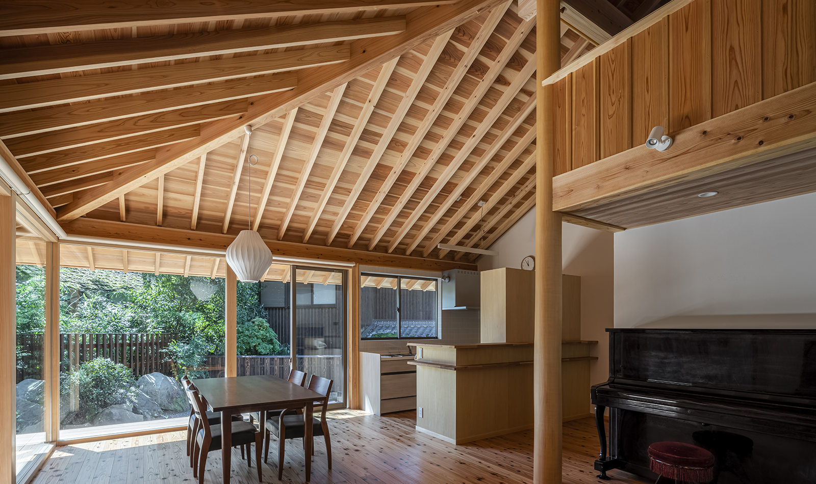 森の中に佇む小さな住宅